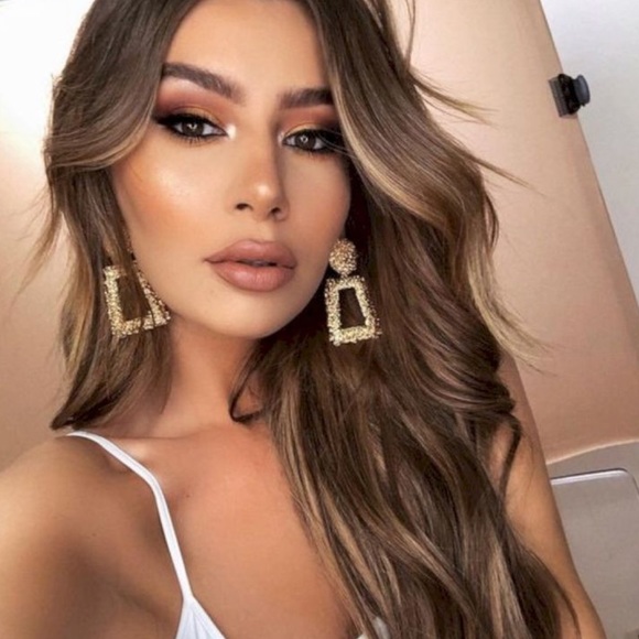 Gold square statement earrings - Picture 2 of 5